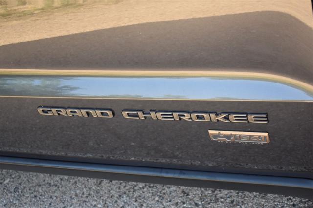 Photo of 2016 Granite Crystal Metallic Clearcoat Jeep Grand Cherokee