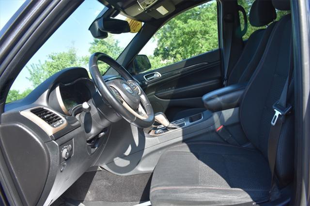 Photo of 2016 Granite Crystal Metallic Clearcoat Jeep Grand Cherokee