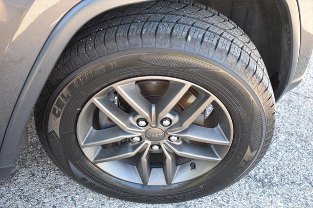 Photo of 2016 Granite Crystal Metallic Clearcoat Jeep Grand Cherokee