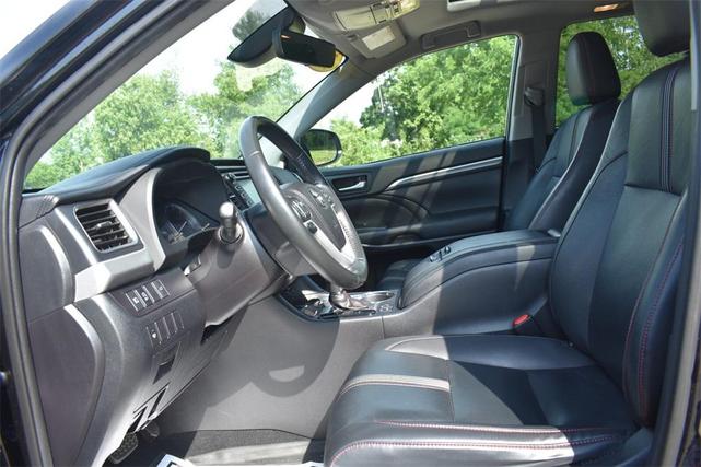 Photo of 2019 Midnight Black Metallic Toyota Highlander