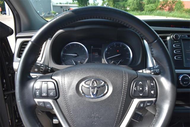 Photo of 2019 Midnight Black Metallic Toyota Highlander
