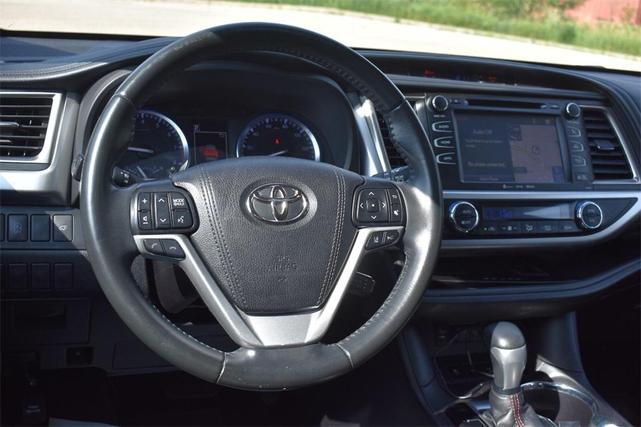 Photo of 2019 Midnight Black Metallic Toyota Highlander