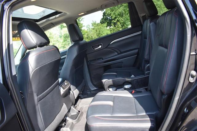 Photo of 2019 Midnight Black Metallic Toyota Highlander