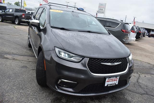 Photo of 2023 Granite Crystal Metallic Clearcoat Chrysler Pacifica