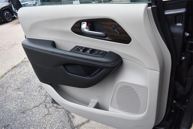 Photo of 2023 Granite Crystal Metallic Clearcoat Chrysler Pacifica