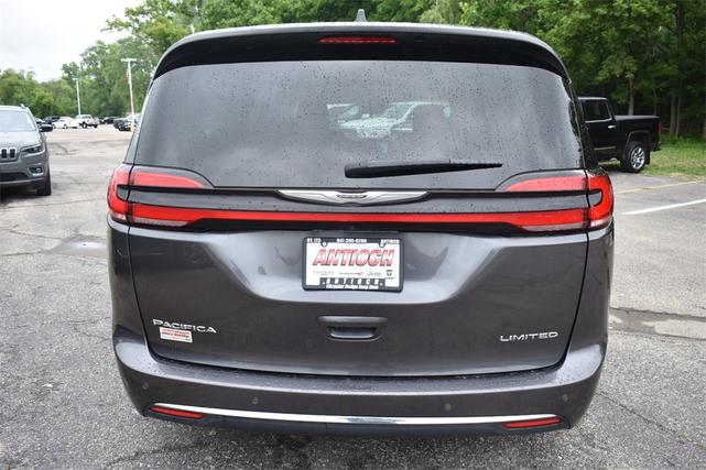 Photo of 2023 Granite Crystal Metallic Clearcoat Chrysler Pacifica