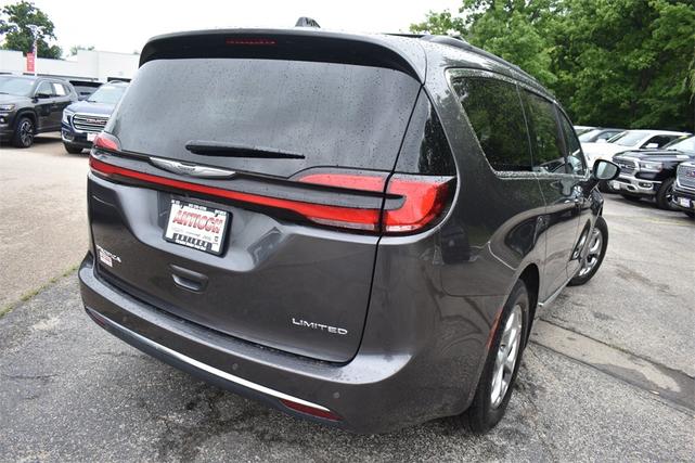 Photo of 2023 Granite Crystal Metallic Clearcoat Chrysler Pacifica