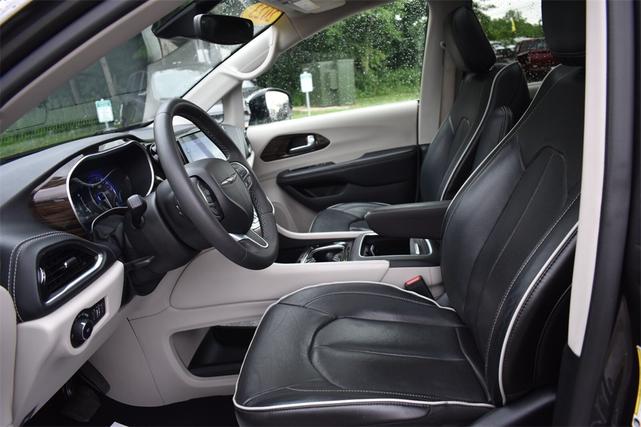 Photo of 2023 Granite Crystal Metallic Clearcoat Chrysler Pacifica