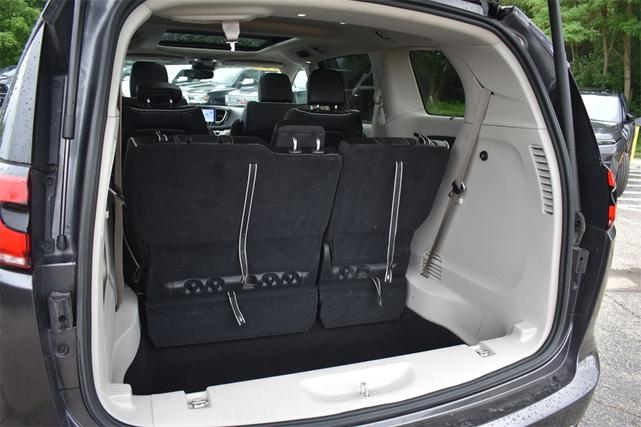 Photo of 2023 Granite Crystal Metallic Clearcoat Chrysler Pacifica