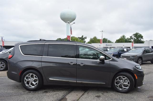 Photo of 2023 Granite Crystal Metallic Clearcoat Chrysler Pacifica