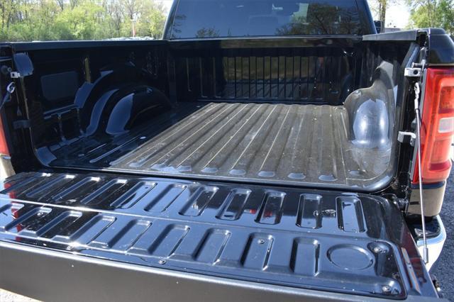 Photo of 2025 Diamond Black Crystal Pearlcoat RAM 1500