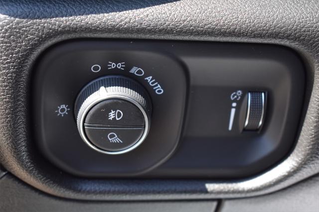 Photo of 2025 Diamond Black Crystal Pearlcoat RAM 1500