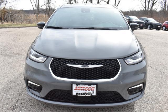 Photo of 2025 Ceramic Gray Clearcoat Chrysler Pacifica Hybrid