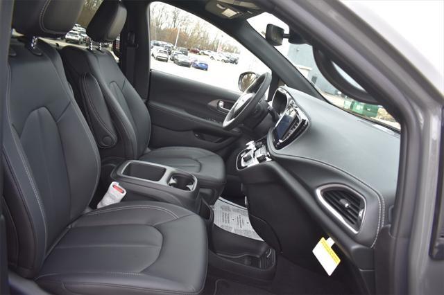Photo of 2025 Ceramic Gray Clearcoat Chrysler Pacifica Hybrid