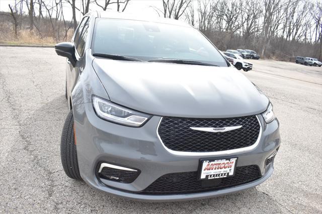 Photo of 2025 Ceramic Gray Clearcoat Chrysler Pacifica Hybrid
