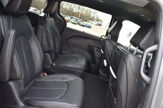 Photo of 2025 Ceramic Gray Clearcoat Chrysler Pacifica Hybrid