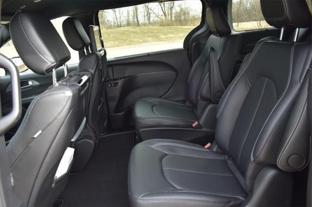Photo of 2025 Ceramic Gray Clearcoat Chrysler Pacifica Hybrid
