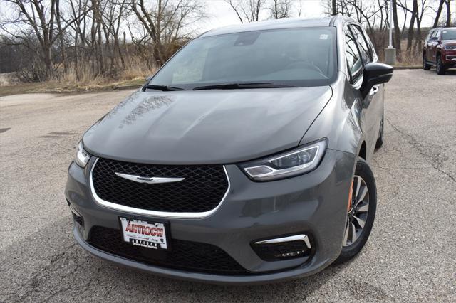Photo of 2025 Ceramic Gray Clearcoat Chrysler Pacifica Hybrid
