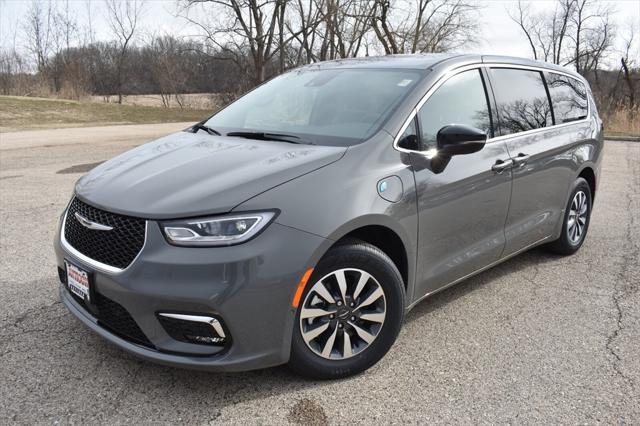 Photo of 2025 Ceramic Gray Clearcoat Chrysler Pacifica Hybrid
