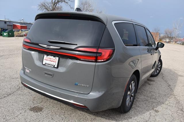 Photo of 2025 Ceramic Gray Clearcoat Chrysler Pacifica Hybrid