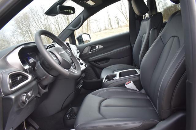 Photo of 2025 Ceramic Gray Clearcoat Chrysler Pacifica Hybrid