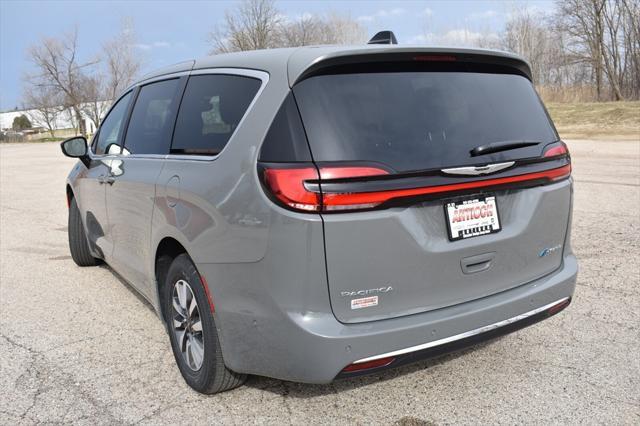 Photo of 2025 Ceramic Gray Clearcoat Chrysler Pacifica Hybrid