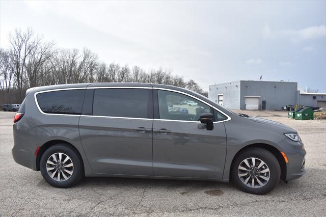 Photo of 2025 Ceramic Gray Clearcoat Chrysler Pacifica Hybrid