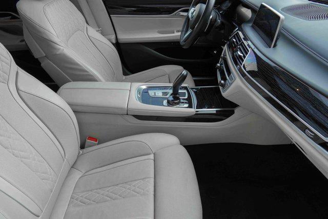 Photo of 2022 Rosso Corsa BMW 750