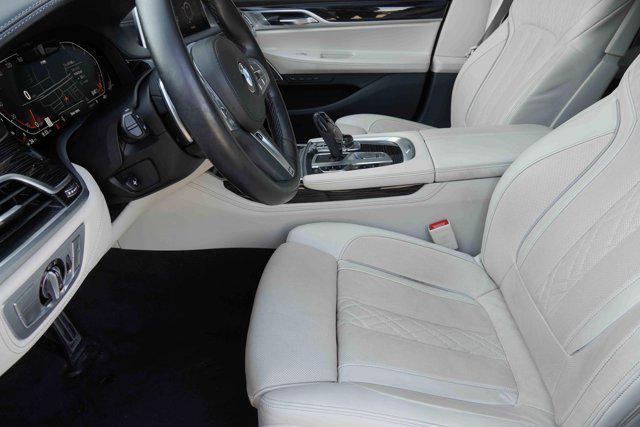 Photo of 2022 Rosso Corsa BMW 750