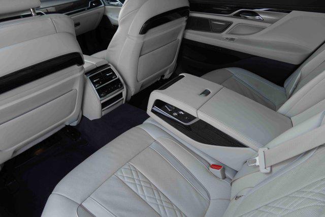 Photo of 2022 Rosso Corsa BMW 750