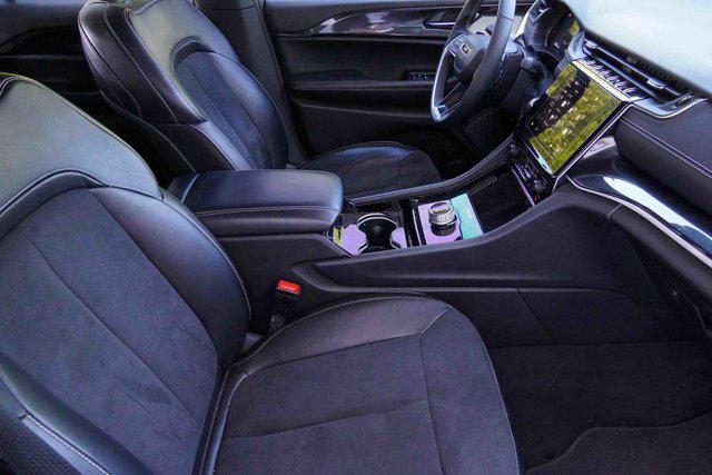 Photo of 2023 Diamond Black Crystal Pearlcoat Jeep Grand Cherokee