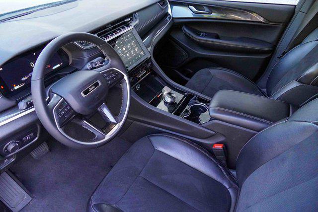 Photo of 2023 Diamond Black Crystal Pearlcoat Jeep Grand Cherokee