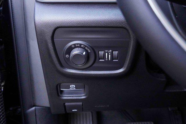 Photo of 2023 Diamond Black Crystal Pearlcoat Jeep Grand Cherokee