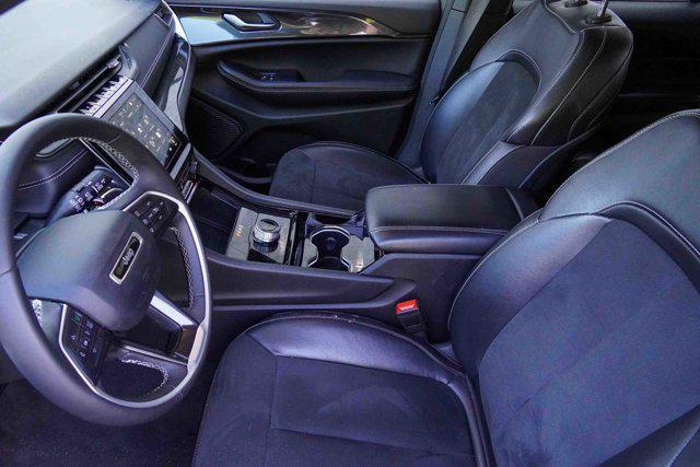 Photo of 2023 Diamond Black Crystal Pearlcoat Jeep Grand Cherokee
