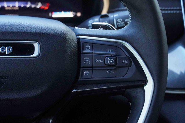 Photo of 2023 Diamond Black Crystal Pearlcoat Jeep Grand Cherokee