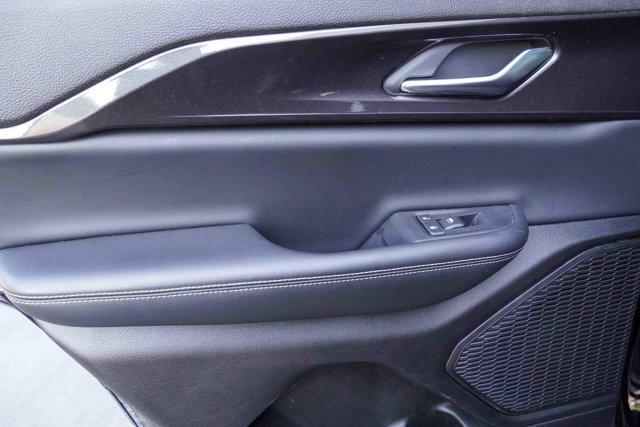 Photo of 2023 Diamond Black Crystal Pearlcoat Jeep Grand Cherokee