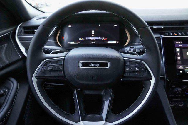 Photo of 2023 Diamond Black Crystal Pearlcoat Jeep Grand Cherokee