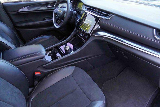 Photo of 2023 Diamond Black Crystal Pearlcoat Jeep Grand Cherokee