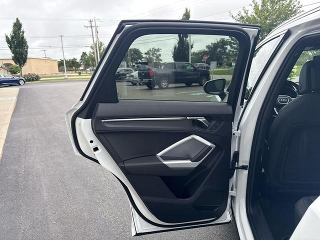 Photo of 2024 Arkona White Audi Q3