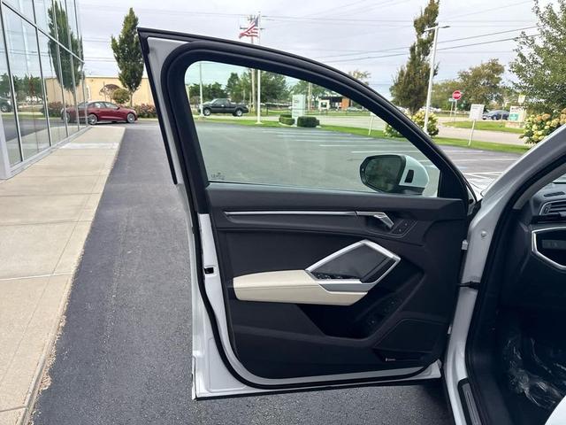 Photo of 2022 Glacier White Metallic Audi Q3