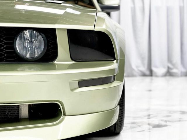 Photo of 2006 Green Ford Mustang