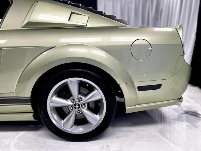 Photo of 2006 Green Ford Mustang