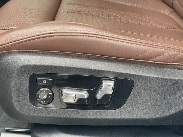Photo of 2025 Mineral White Metallic BMW X7