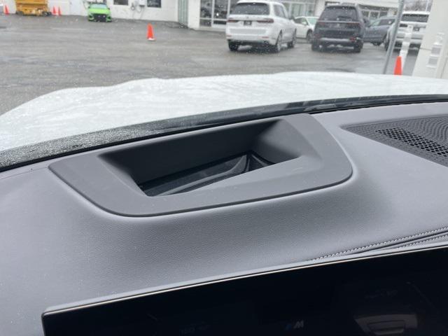 Photo of 2025 Mineral White Metallic BMW X7