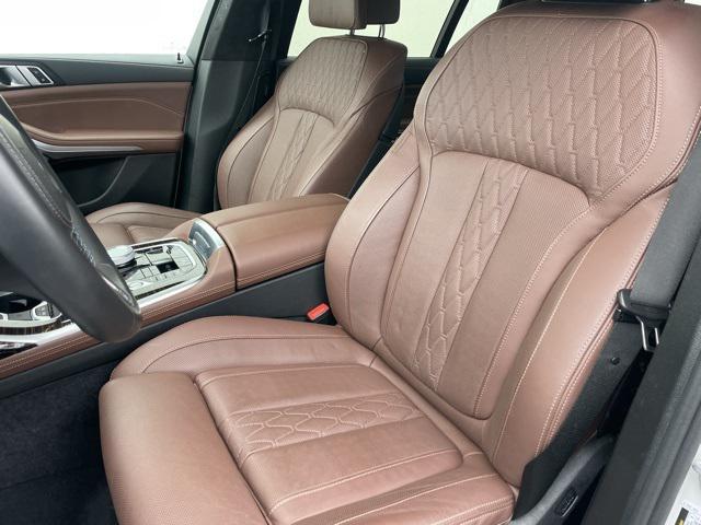 Photo of 2025 Mineral White Metallic BMW X7