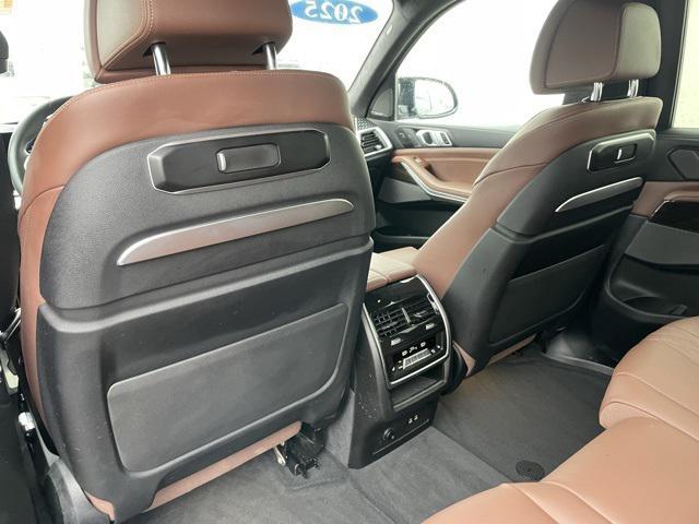 Photo of 2025 Mineral White Metallic BMW X7