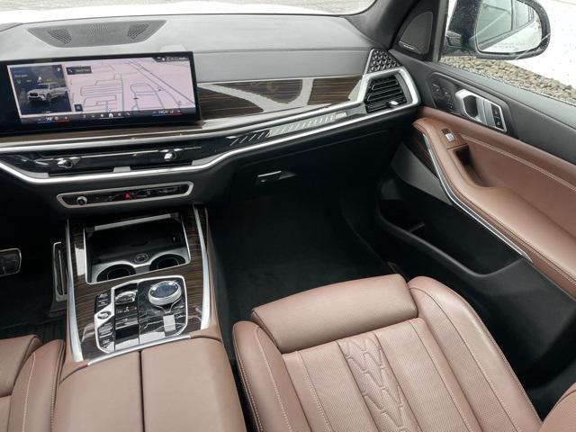 Photo of 2025 Mineral White Metallic BMW X7