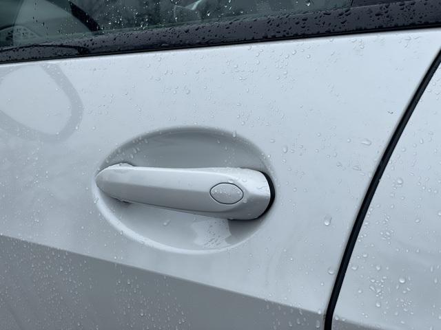 Photo of 2025 Mineral White Metallic BMW X7
