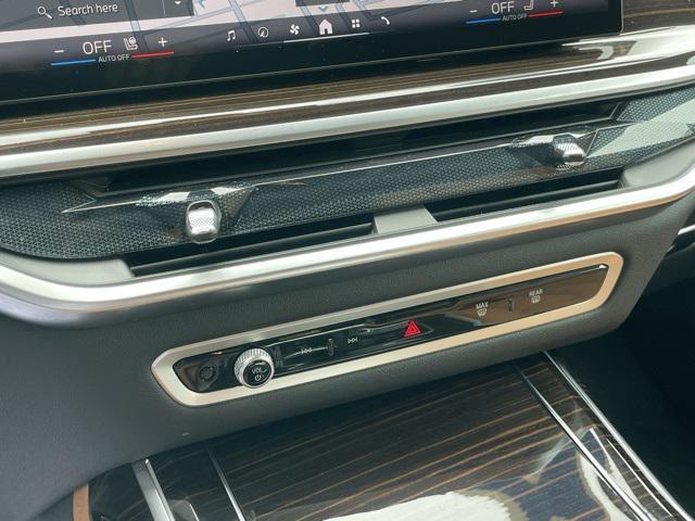 Photo of 2025 Black Sapphire Metallic BMW X7