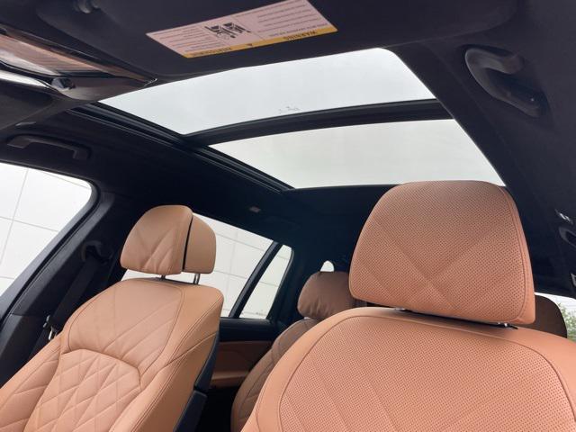 Photo of 2025 Black Sapphire Metallic BMW X7